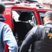 Los elementos policiales utilizan dispositivos digitales para realizar consultas de solvencia y verificar información de personas y vehículos. / Foto: PNC
