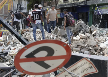 Voluntarios realizan labores de búsqueda en edificaciones destruidas por el terremoto de magnitud 7,4 del pasado lunes, este miércoles en Pereira (Colombia). EFE/