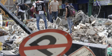 Voluntarios realizan labores de búsqueda en edificaciones destruidas por el terremoto de magnitud 7,4 del pasado lunes, este miércoles en Pereira (Colombia). EFE/