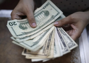 Una persona cuenta unos billetes este en San Salvador (El Salvador). EFE