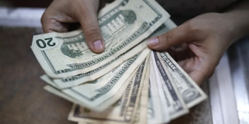 Una persona cuenta unos billetes este en San Salvador (El Salvador). EFE