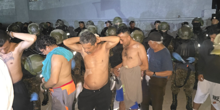 El despliegue conjunto del Ejército, la PNC y el Sistema Penitenciario forma parte de las acciones para fortalecer el control de los centros de privación de libertad. / Foto: Ejército