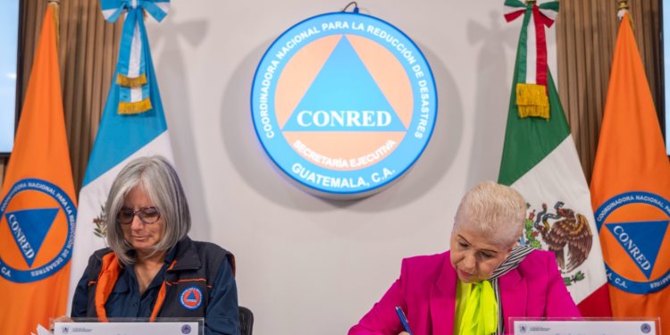Firman memorando para el apoyo contra incendios./Foto: Conred.