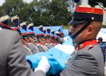 Día de la Bandera se celebra en la Plaza Central con bandas escolares