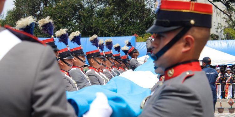 Día de la Bandera se celebra en la Plaza Central con bandas escolares