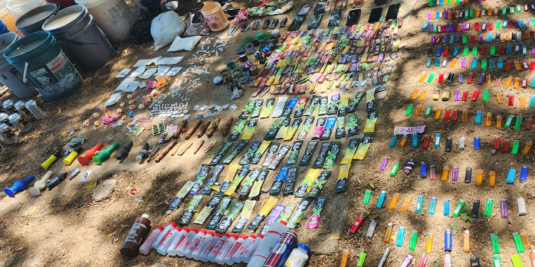 Entre los objetos localizados se encuentran 8 teléfonos, 2 televisores, 18 bocinas y 210 objetos punzocortantes. / Foto: Ejército