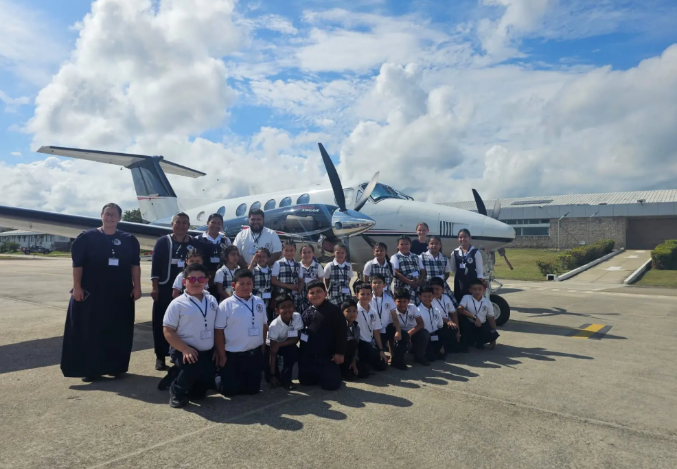 Aeropuerto Mundo Maya inspira a la juventud a soñar con un futuro en las alturas