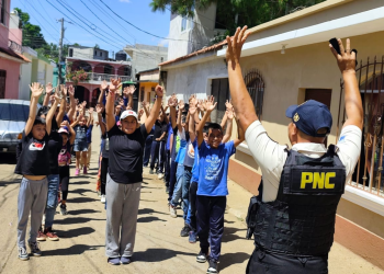 Autoridades de la PNC capacitan a estudiantes para prevenir delitos. / Fotos: PNC