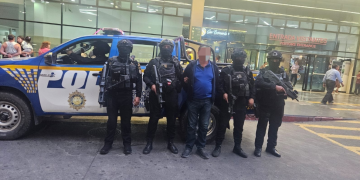 El detenido fue identificado como Wilson Mendoza Barberán, de 61 años. / Foto: PNC
