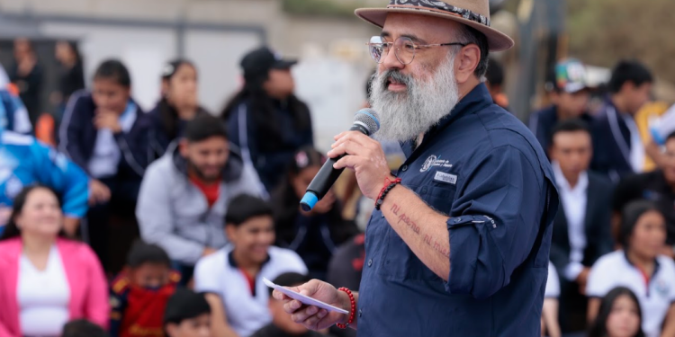 Ministro de Cultura comparte que los trabajos de remozamiento del Estadio Nacional corresponden a la DGAC. (Foto: Alex Jacinto)