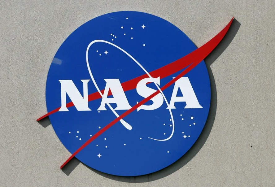 Fotografía de archivo del logo de la NASA a las afueras del Centro Espacial Johnson en Houston (EE.UU.). EFE