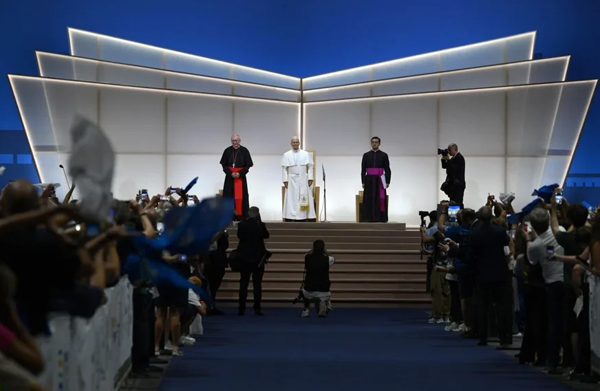 El papa León XIV (c-izq) asiste al Encuentro anual por la Amistad entre los Pueblos, en Rímini, Italia. EFE/