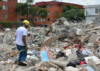 Una persona removiendo escombros del edificio Torres del Limonar, en Cali (Colombia). EFE