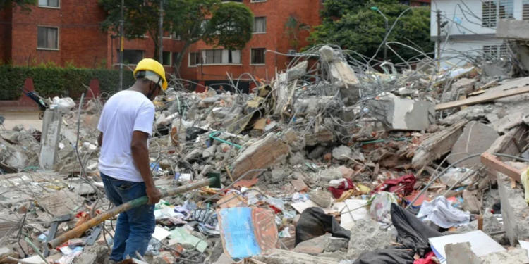 Una persona removiendo escombros del edificio Torres del Limonar, en Cali (Colombia). EFE