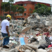 Una persona removiendo escombros del edificio Torres del Limonar, en Cali (Colombia). EFE