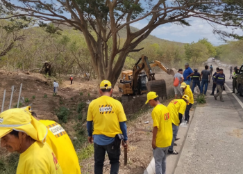 Emergencia en puente Güijo: Maquinaria inicia maniobras para retirar contenedor