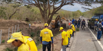 Emergencia en puente Güijo: Maquinaria inicia maniobras para retirar contenedor