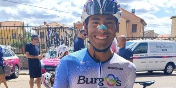 Sergio Chumil abandona La Vuelta a España tras sufrir una fuerte caída