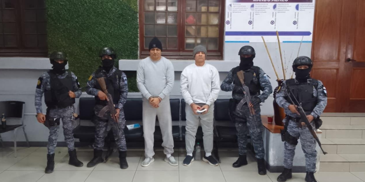 El SP realizó con éxito el traslado para extradición de los privados de libertad Wilber Antonio Romero Mora, alias Piolín y Wender Rolando Equizabal Gálvez, alias Flaco. / Foto: SP