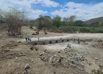 Avanzan trabajos por daños en el puente Güijo./Foto: CIV.