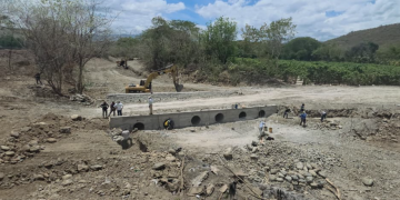Avanzan trabajos por daños en el puente Güijo./Foto: CIV.