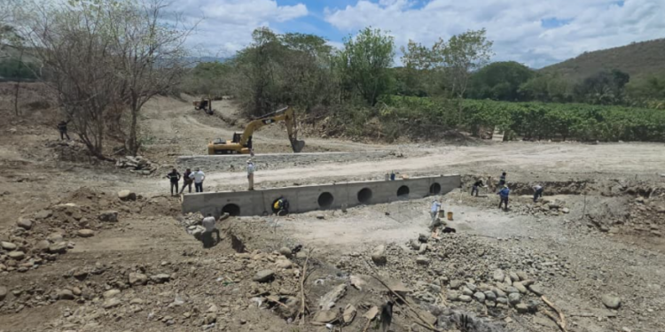 Avanzan trabajos por daños en el puente Güijo./Foto: CIV.