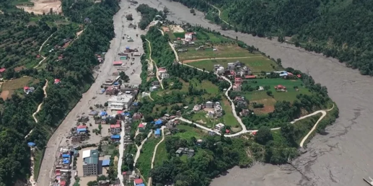 Riada en Nepal: Más de 390 muertos, unos mil 400 desaparecidos y miedo a otra crecida