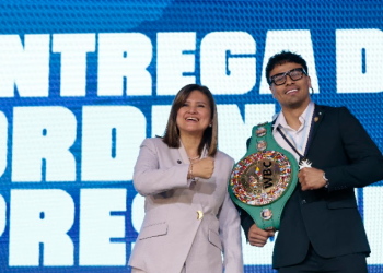 Karin Herrera felicita a Lester Martínez por defender título del CMB