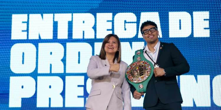 Karin Herrera felicita a Lester Martínez por defender título del CMB