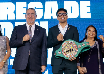 Presidente Arévalo felicita a Lester Martínez tras defender título del CMB