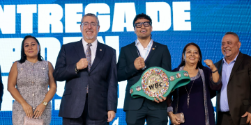 Presidente Arévalo felicita a Lester Martínez tras defender título del CMB
