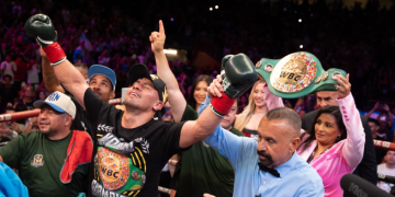 Lester Martínez espera a Canelo o Mbilli tras defender título del CMB