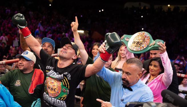 Lester Martínez espera a Canelo o Mbilli tras defender título del CMB