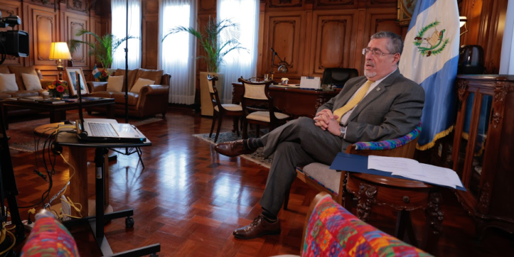 Presidente Arévalo comparte su postura ante el conflicto de Israel y Palestina./Foto: Álex Jacinto.