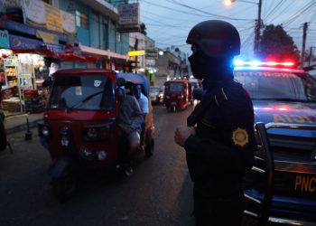 En lo que va de 2026, la PNC ha desarticulado 31 estructuras criminales vinculadas con ambas pandillas mediante investigaciones, operativos focalizados y allanamientos. / Foto: Mingob