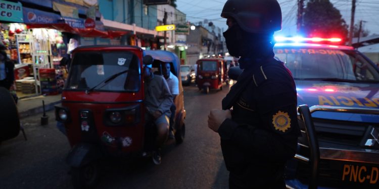 En lo que va de 2026, la PNC ha desarticulado 31 estructuras criminales vinculadas con ambas pandillas mediante investigaciones, operativos focalizados y allanamientos. / Foto: Mingob