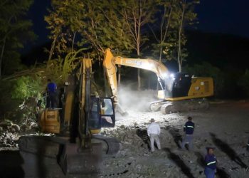 Continúan labores para habilitar paso provisional el puente Güijo./Foto: CIV.