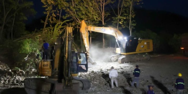 Continúan labores para habilitar paso provisional el puente Güijo./Foto: CIV.