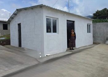 Fopavi entrega subsidios habitacionales a familias de Cunén./Foto: CIV.