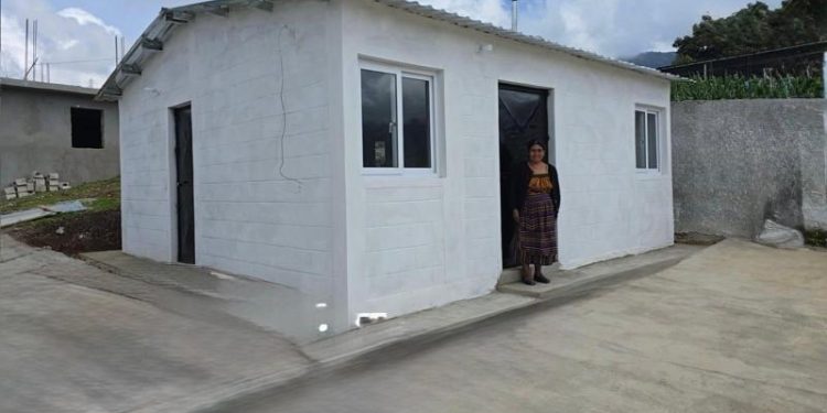 Fopavi entrega subsidios habitacionales a familias de Cunén./Foto: CIV.