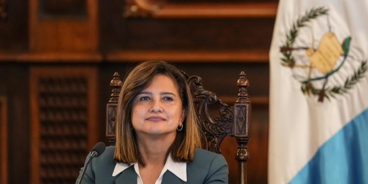 Vicepresidenta Karin Herrera viaja a Colombia para toma de posesión de presidente electo. (Foto: vicepresidencia)