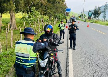 Agentes del Departamento de Tránsito de la PNC realizan operativos de control vehicular