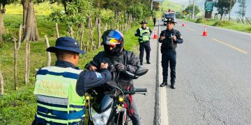 Agentes del Departamento de Tránsito de la PNC realizan operativos de control vehicular