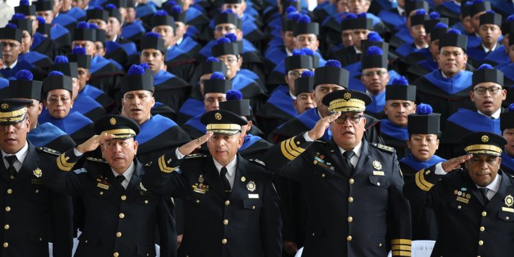 Oficiales de la PNC se gradúan como especialistas en Policía Comunitaria