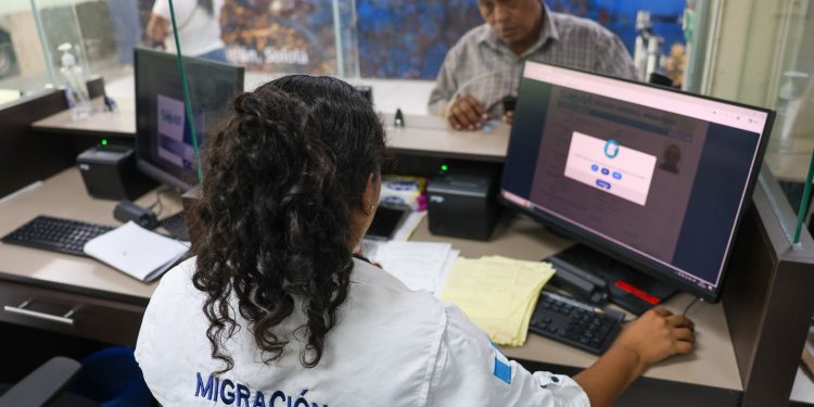 Guatemala acerca el empadronamiento a los connacionales en el extranjero