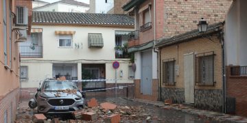 Vista de daños provocados por el terremoto este sábado, en Armilla (Granada). EFE/Pepe Torres