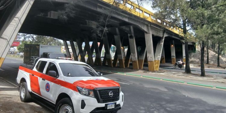 Las intervenciones incluyen trabajos de diagnóstico estructural del puente. (Foto: Conred)
