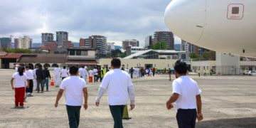 Arévalo aclara que mexicanos deportados pasan por Guatemala en tránsito, no como tercer país seguro