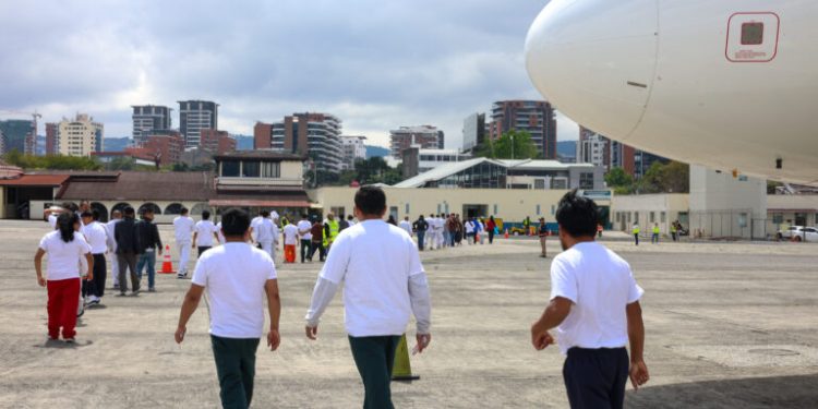 Arévalo aclara que mexicanos deportados pasan por Guatemala en tránsito, no como tercer país seguro