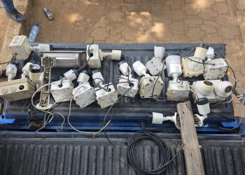 Durante el operativo, las fuerzas de seguridad identificaron los puntos donde estaban instaladas las cámaras y procedieron a retirarlas. / Foto: PNC